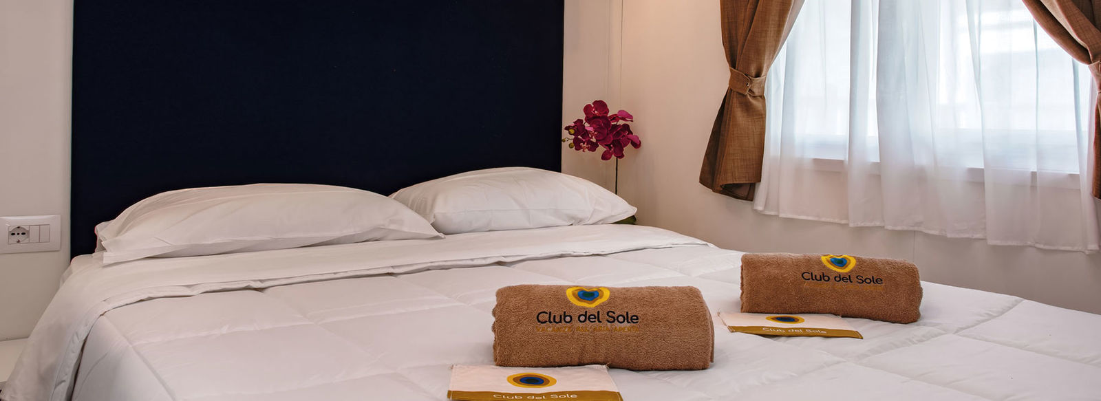 Incastonato nella pineta, a 200 metri dal mare