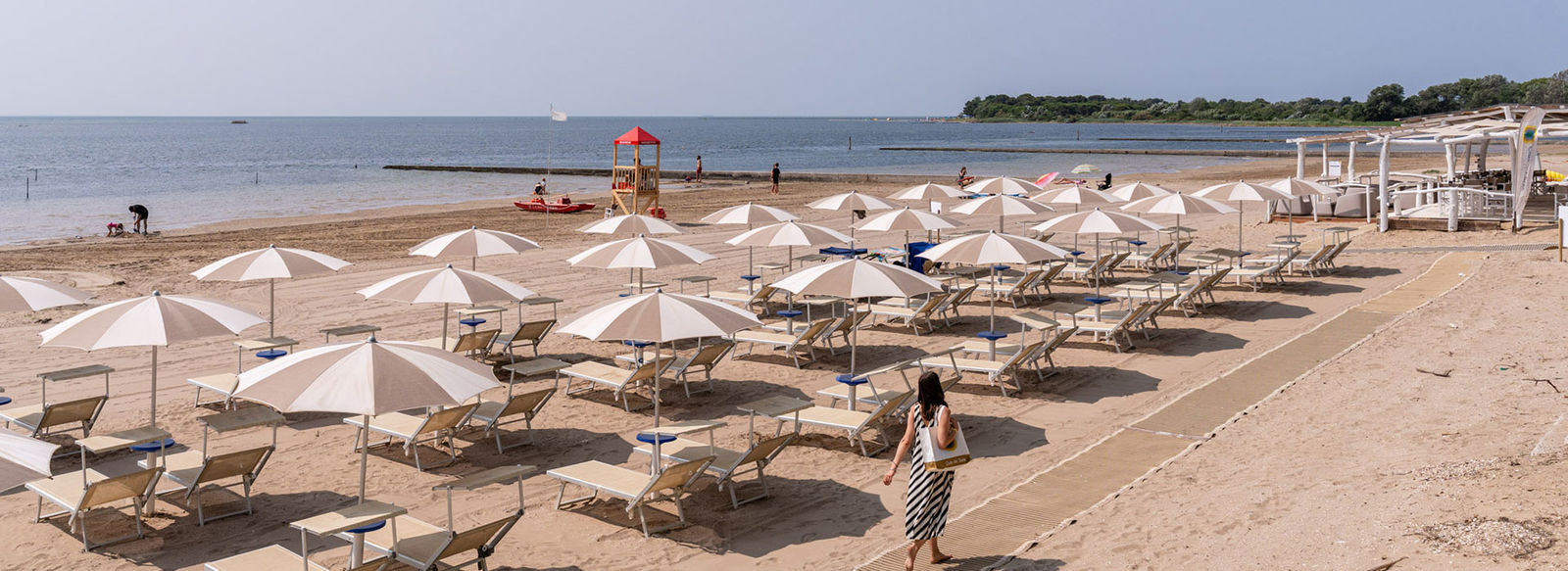 Incastonato nella pineta, a 200 metri dal mare