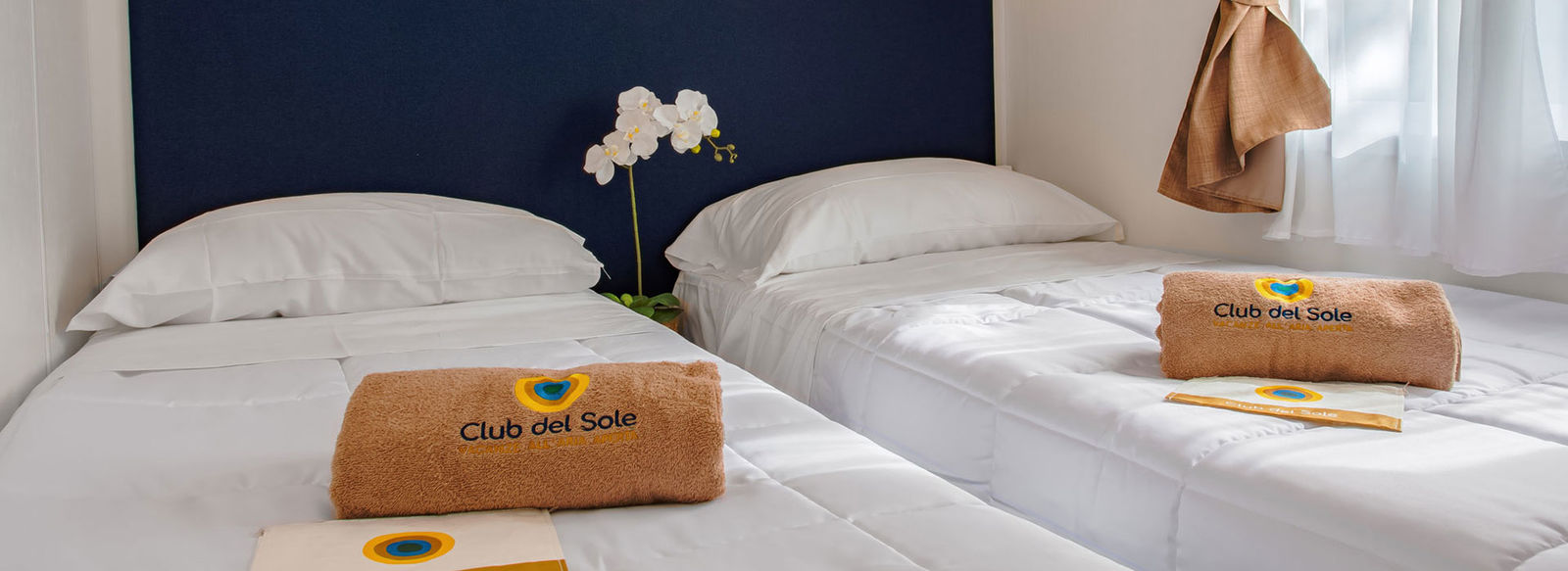 Incastonato nella pineta, a 200 metri dal mare