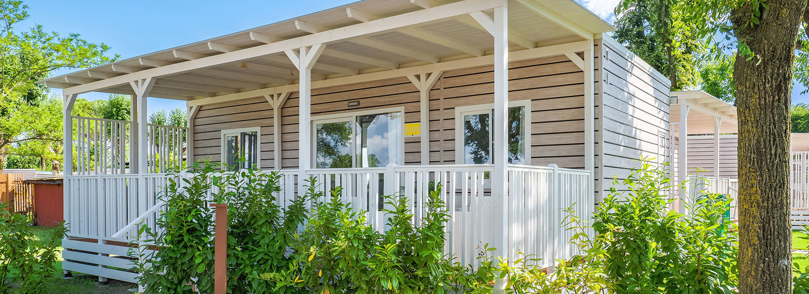 Incastonato nella pineta, a 200 metri dal mare