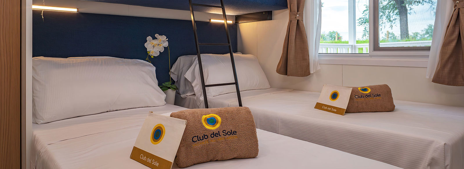 Incastonato nella pineta, a 200 metri dal mare