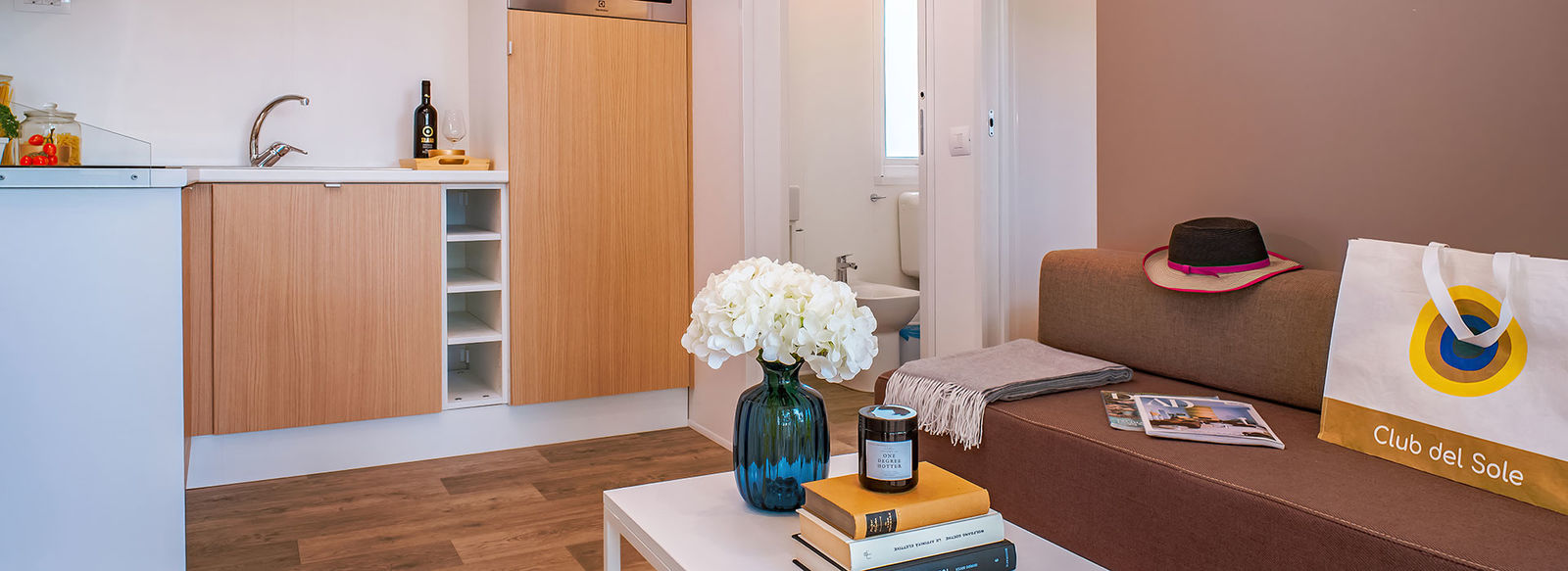 Incastonato nella pineta, a 200 metri dal mare