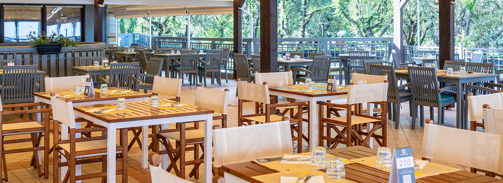 Incastonato nella pineta, a 200 metri dal mare