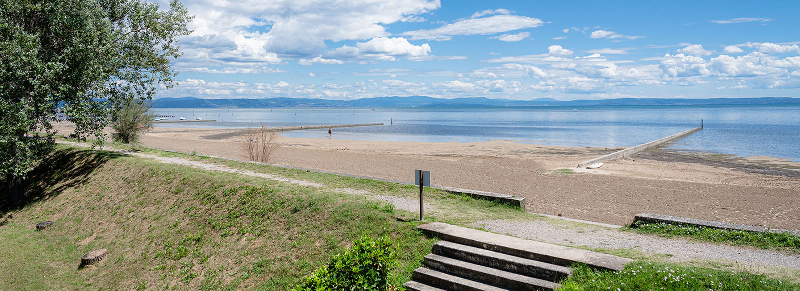 Incastonato nella pineta, a 200 metri dal mare