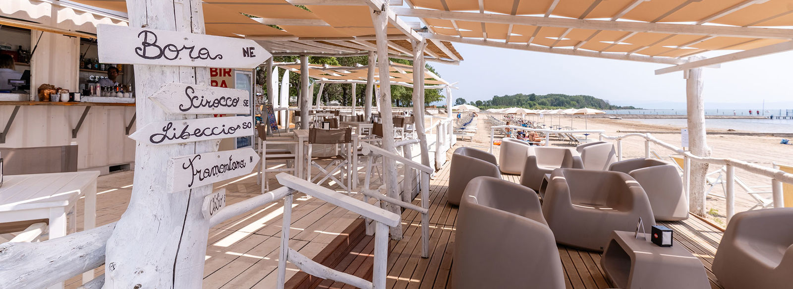 Incastonato nella pineta, a 200 metri dal mare