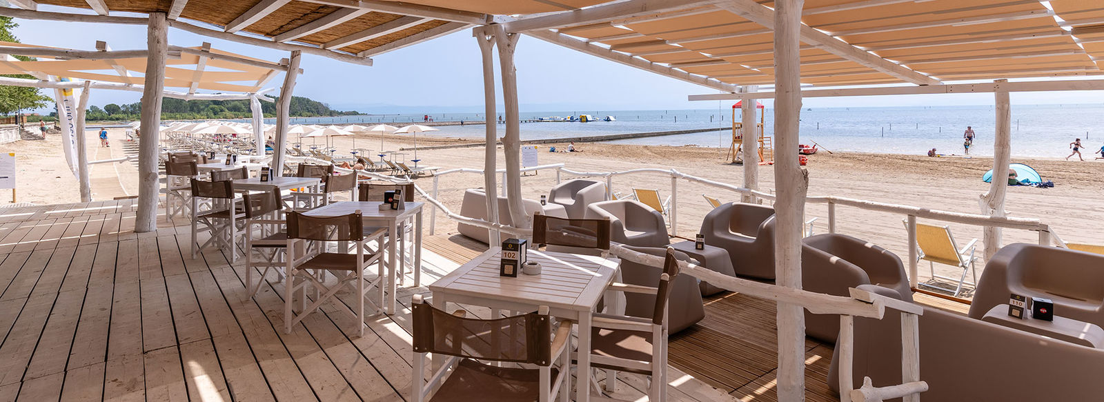 Incastonato nella pineta, a 200 metri dal mare