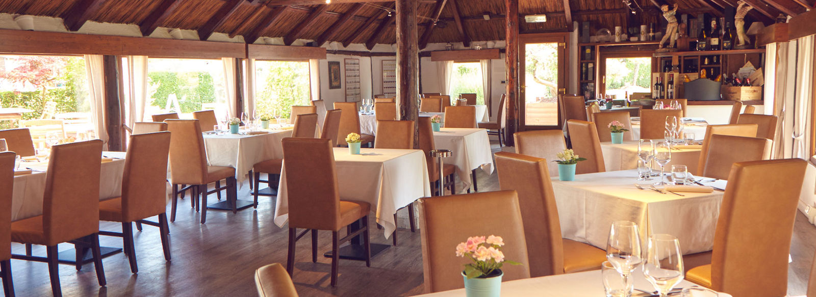 Incastonato nella pineta, a 200 metri dal mare