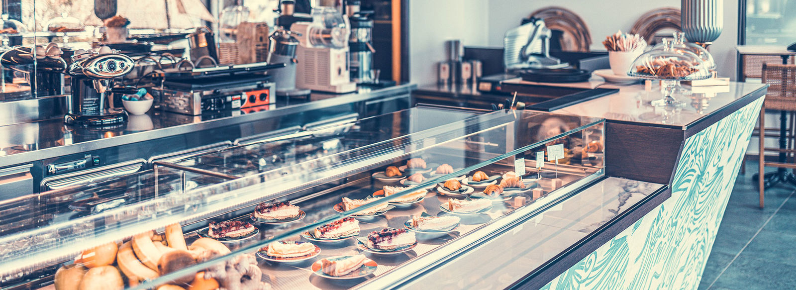 Incastonato nella pineta, a 200 metri dal mare