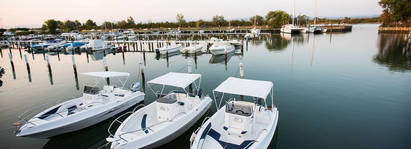 Incastonato nella pineta, a 200 metri dal mare