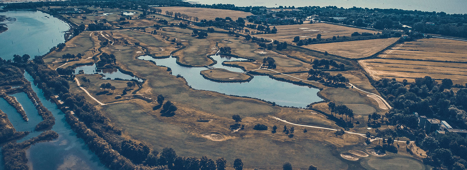 Incastonato nella pineta, a 200 metri dal mare