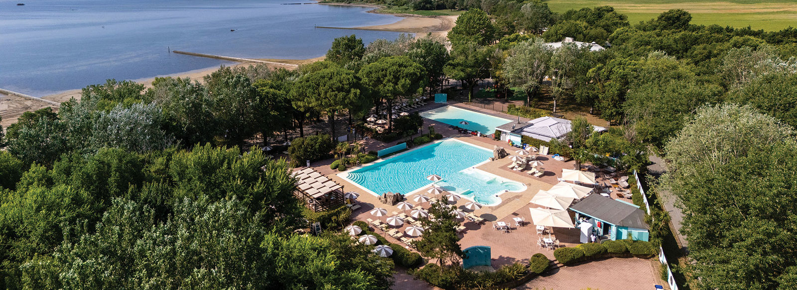 Incastonato nella pineta, a 200 metri dal mare