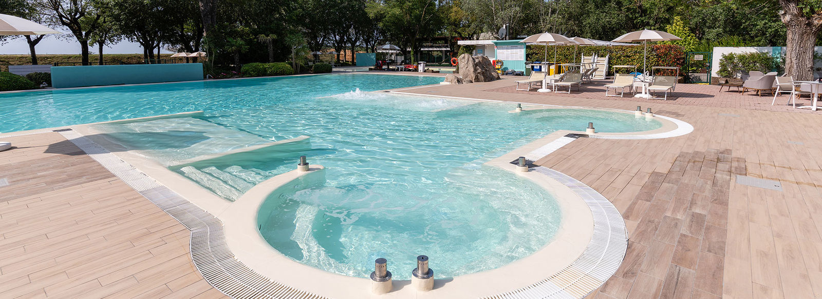 Incastonato nella pineta, a 200 metri dal mare