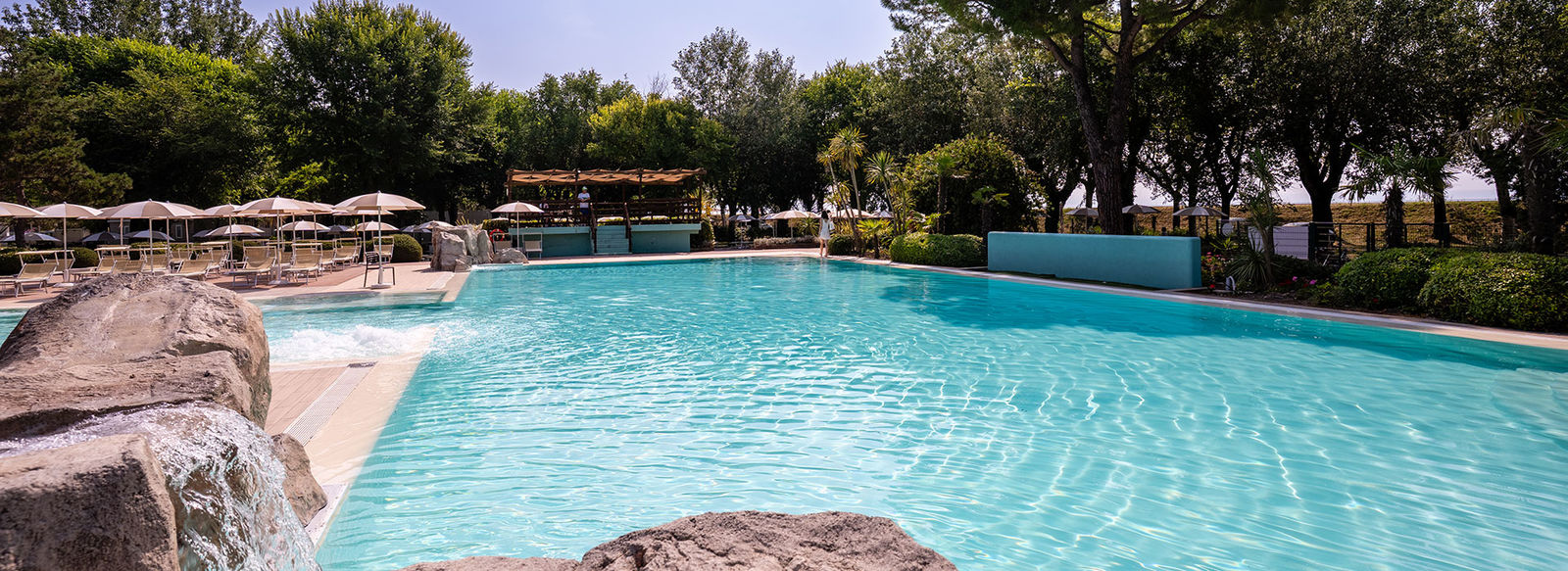 Incastonato nella pineta, a 200 metri dal mare