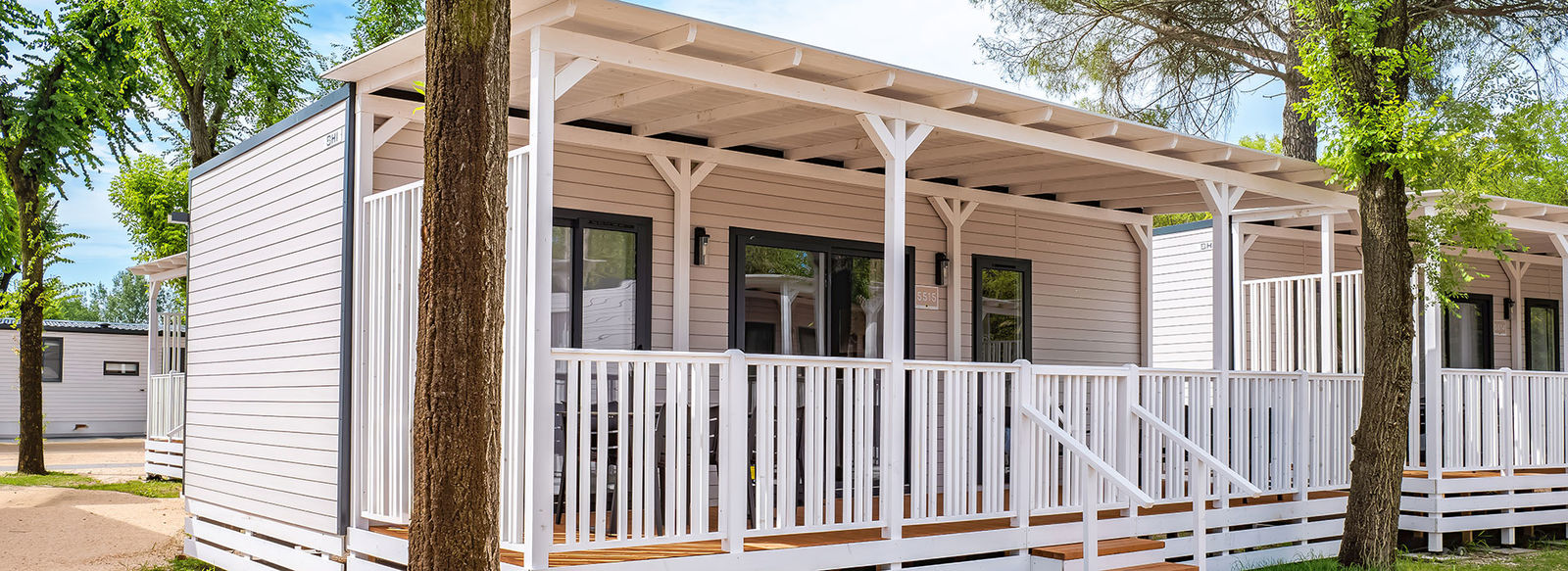 Incastonato nella pineta, a 200 metri dal mare