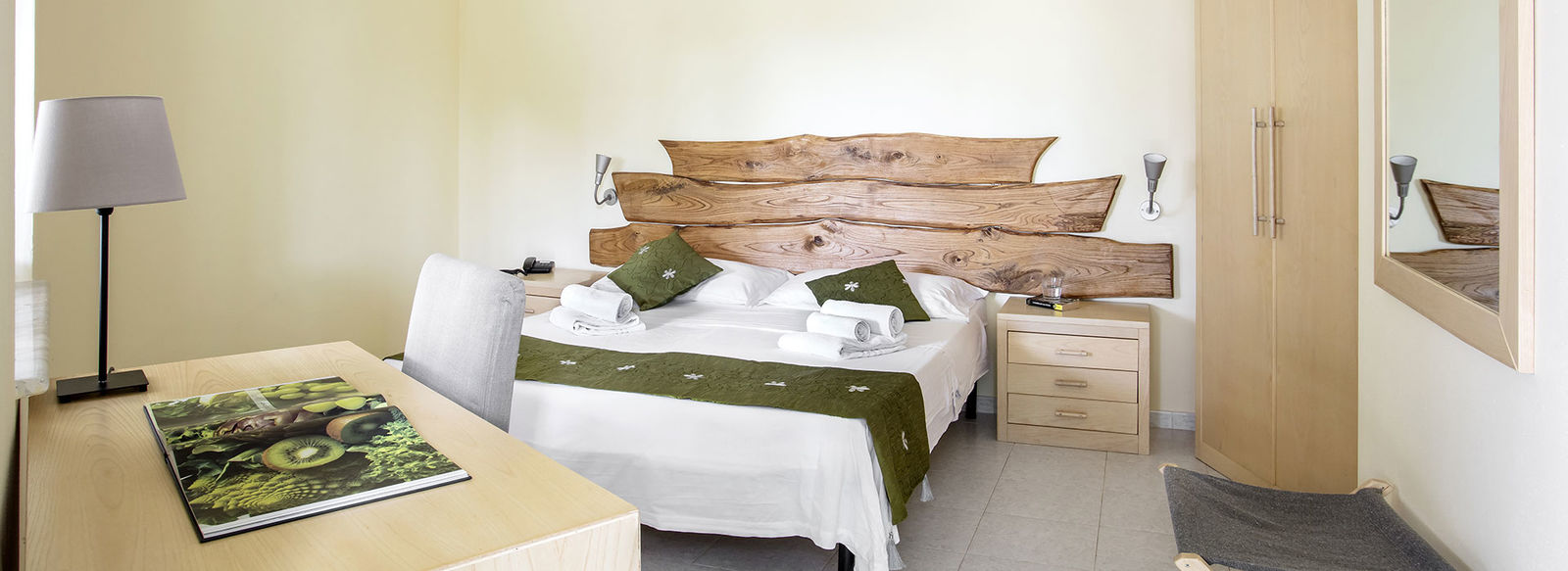 Immerso nel verde, fronte mare