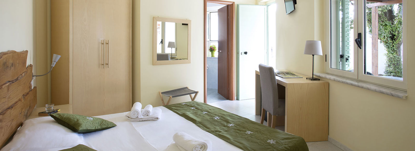 Immerso nel verde, fronte mare