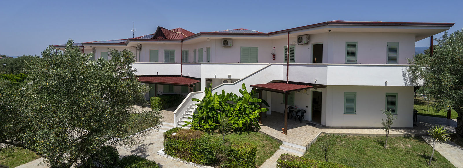 Immerso nel verde, fronte mare