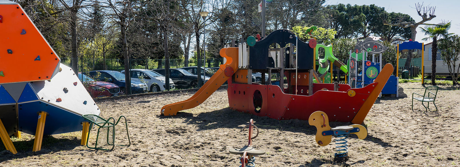 Affacciato sul Lago di Garda, a 1 km da Gardaland