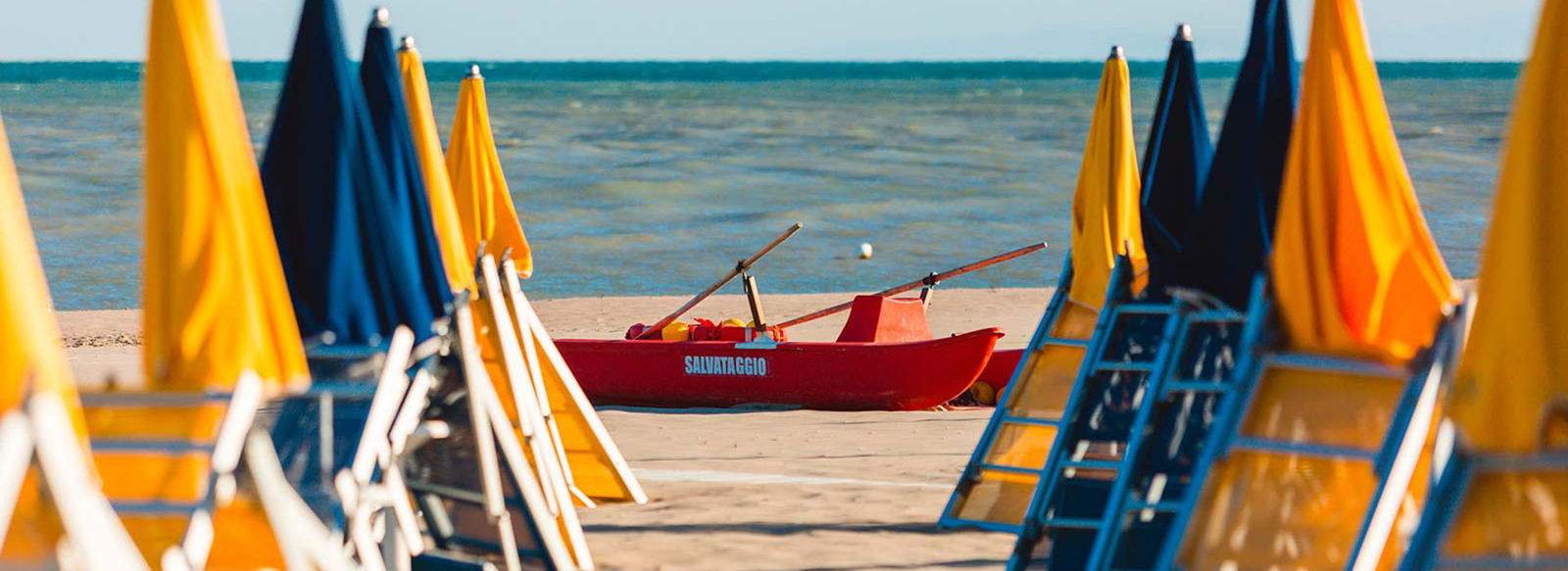 Sulla lunga spiaggia di sabbia finissima