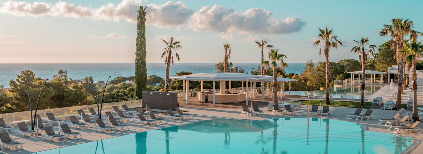 Piscina a sfioro panoramica di 430 mq