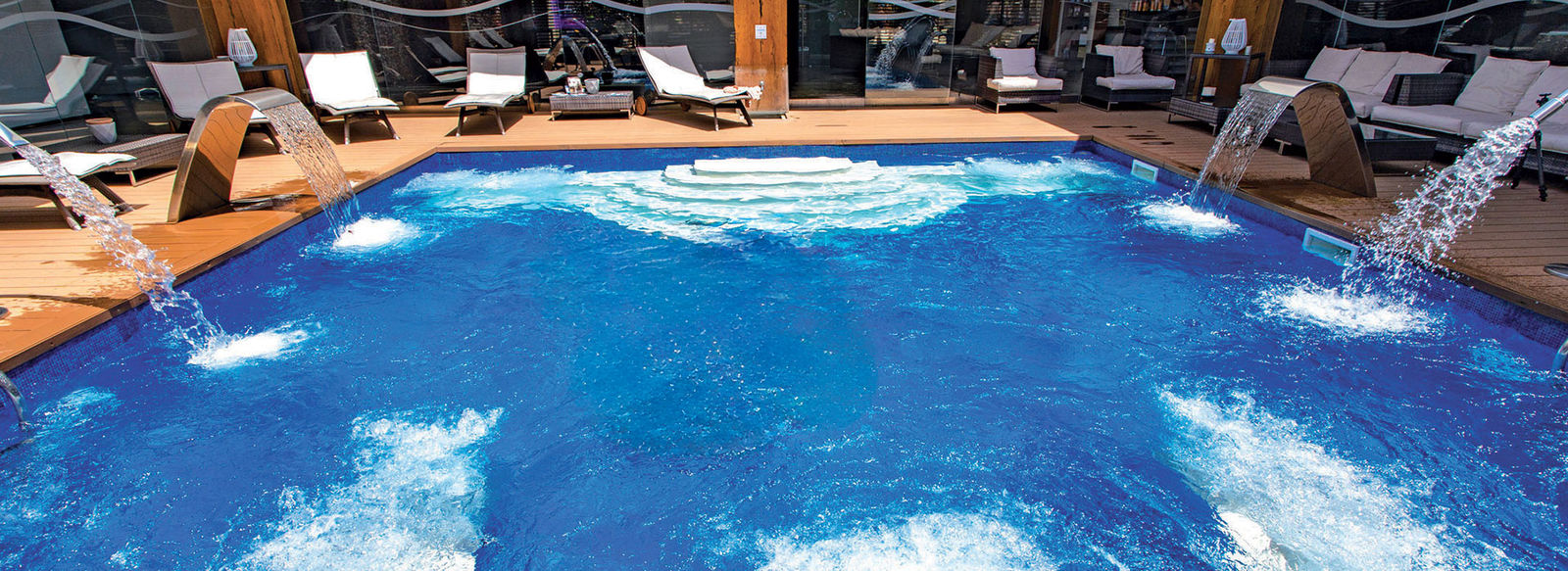 Piscina a sfioro panoramica di 430 mq