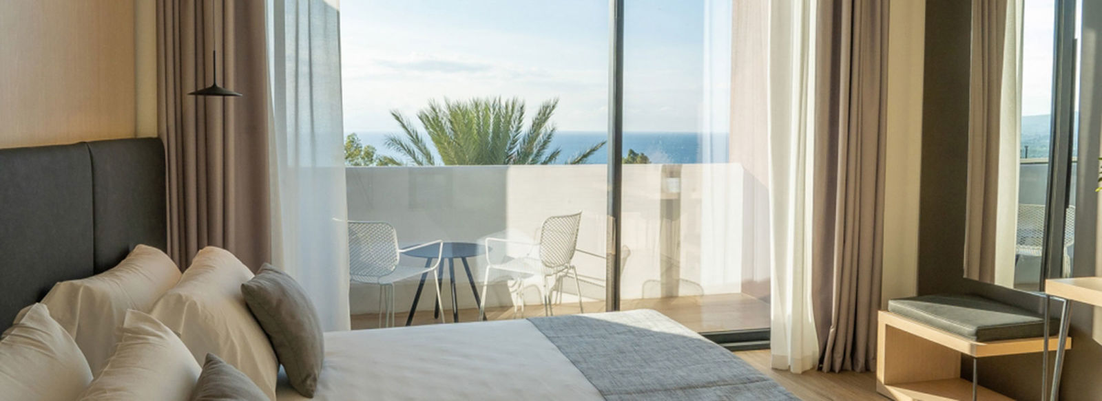 Piscina a sfioro panoramica di 430 mq