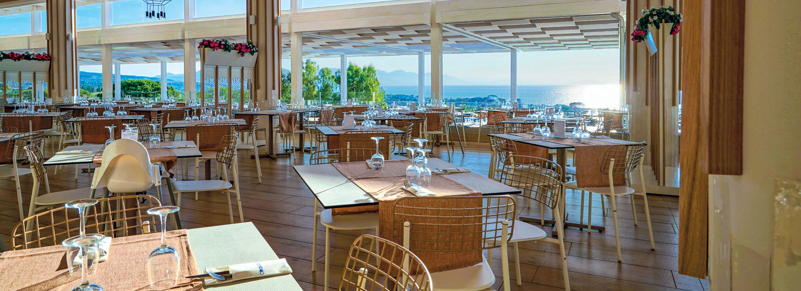 Piscina a sfioro panoramica di 430 mq