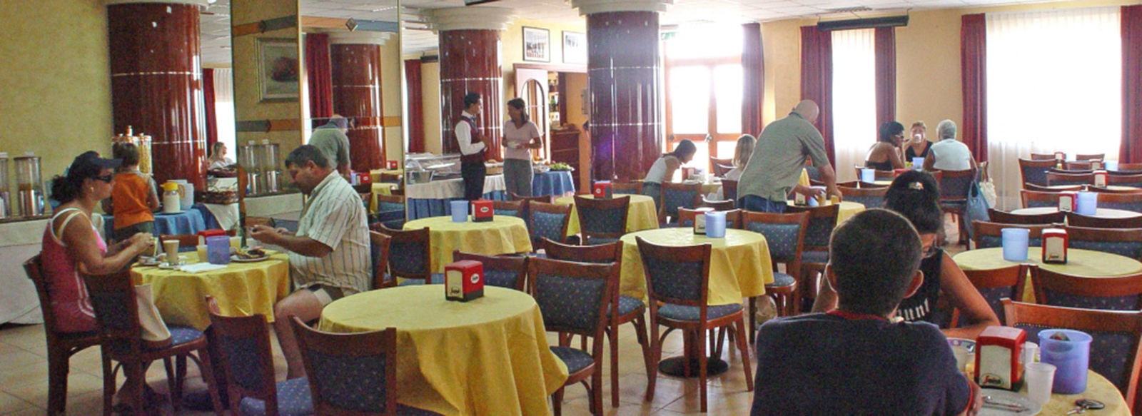 A 1,5 km dalla spiaggia, con navetta