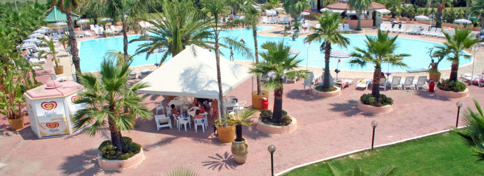 A 1,5 km dalla spiaggia, con navetta