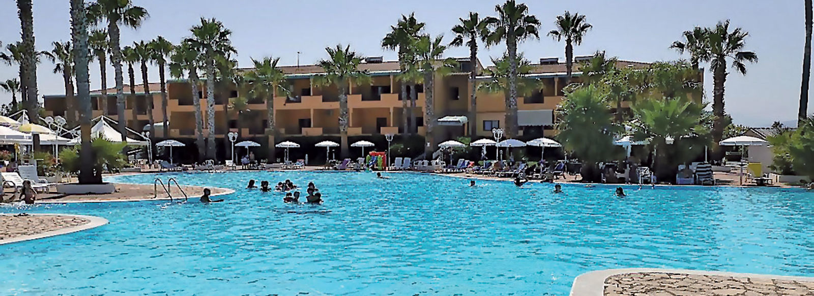 A 1,5 km dalla spiaggia, con navetta