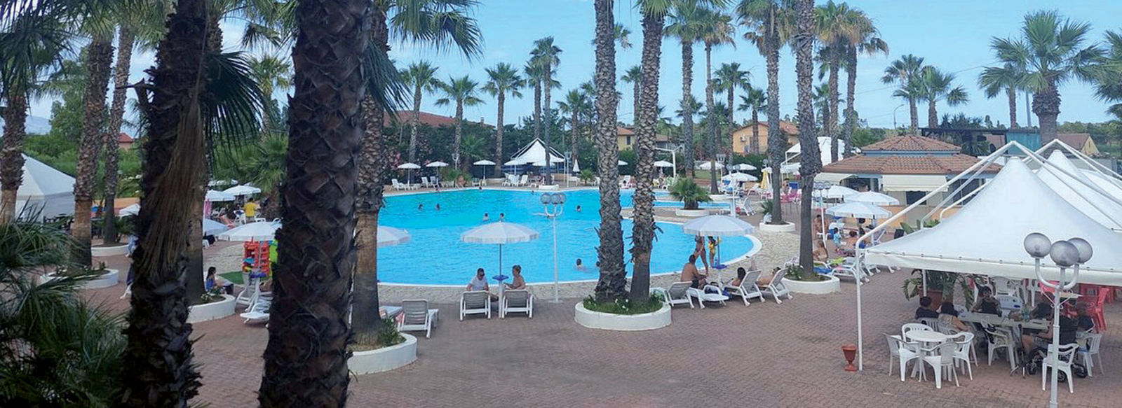 A 1,5 km dalla spiaggia, con navetta