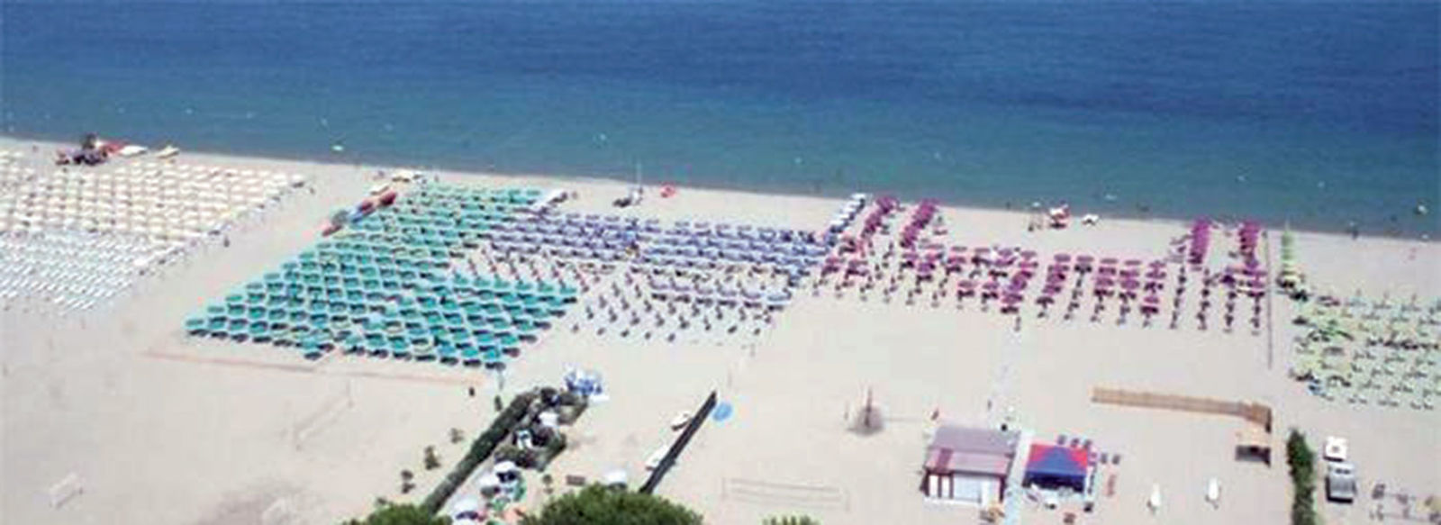 A 1,5 km dalla spiaggia, con navetta