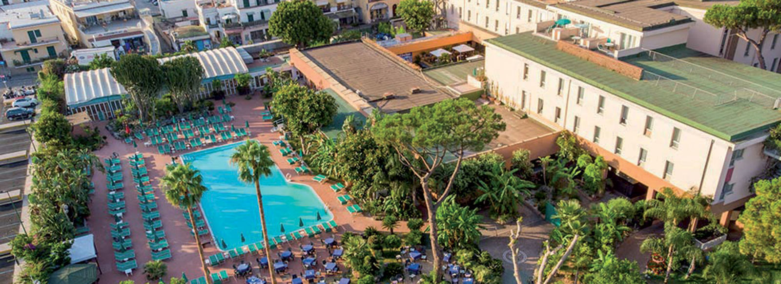 In stile moderno, a 200 metri dalla spiaggia