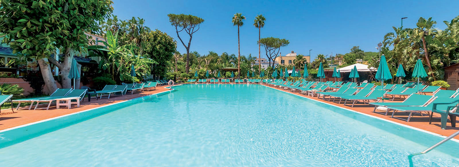 In stile moderno, a 200 metri dalla spiaggia