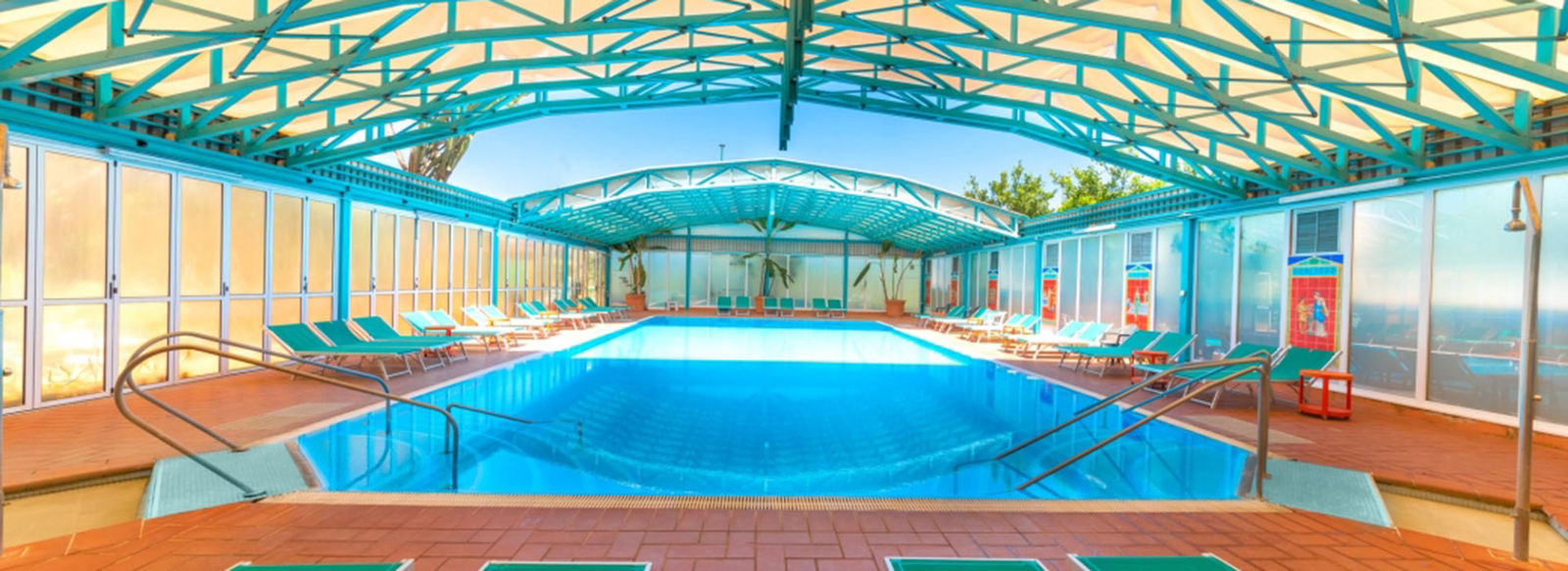 In stile moderno, a 200 metri dalla spiaggia