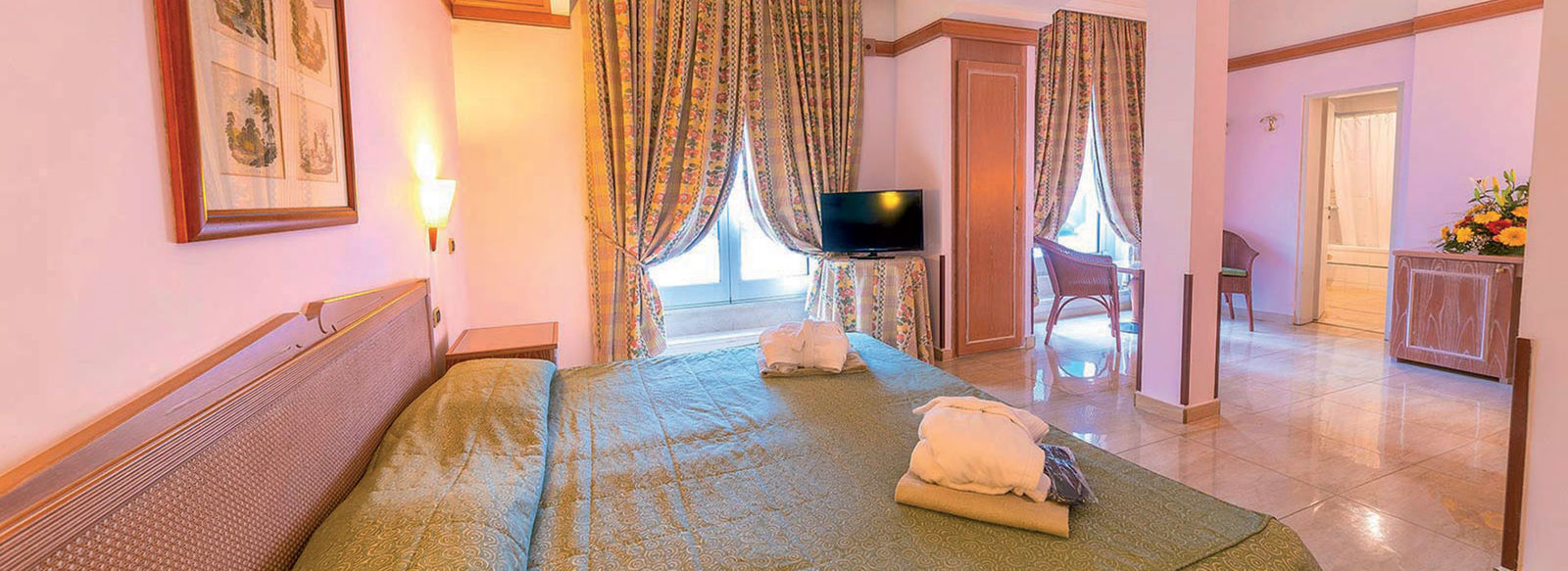 In stile moderno, a 200 metri dalla spiaggia