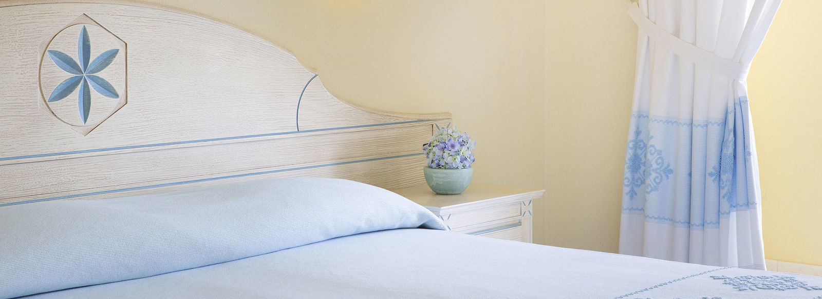 Ampio parco piscine e spiaggia a 150 metri