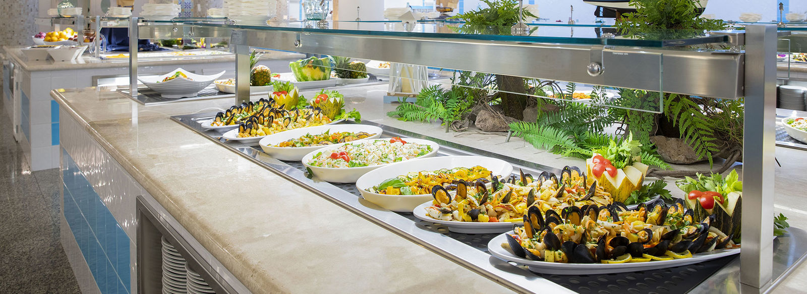 Ampio parco piscine e spiaggia a 150 metri