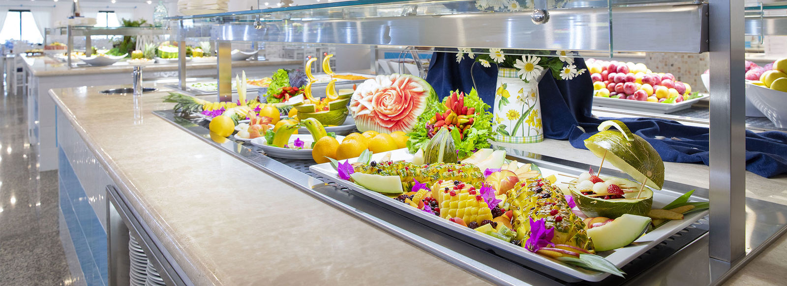 Ampio parco piscine e spiaggia a 150 metri