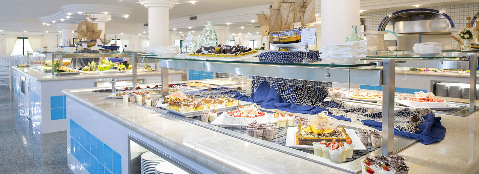 Ampio parco piscine e spiaggia a 150 metri