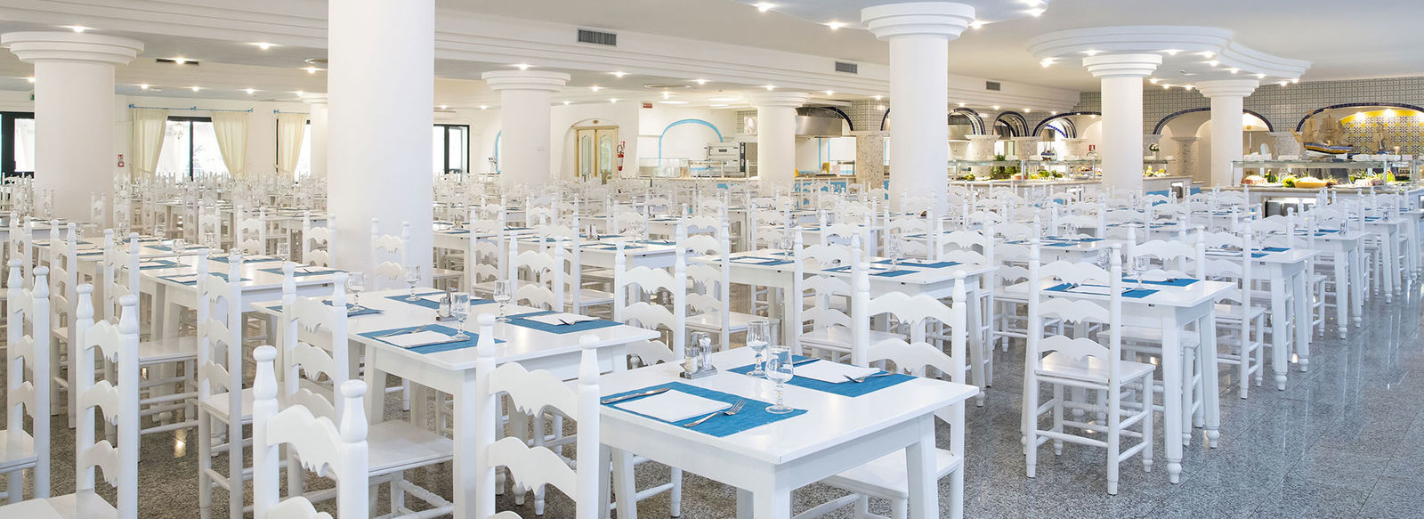 Ampio parco piscine e spiaggia a 150 metri