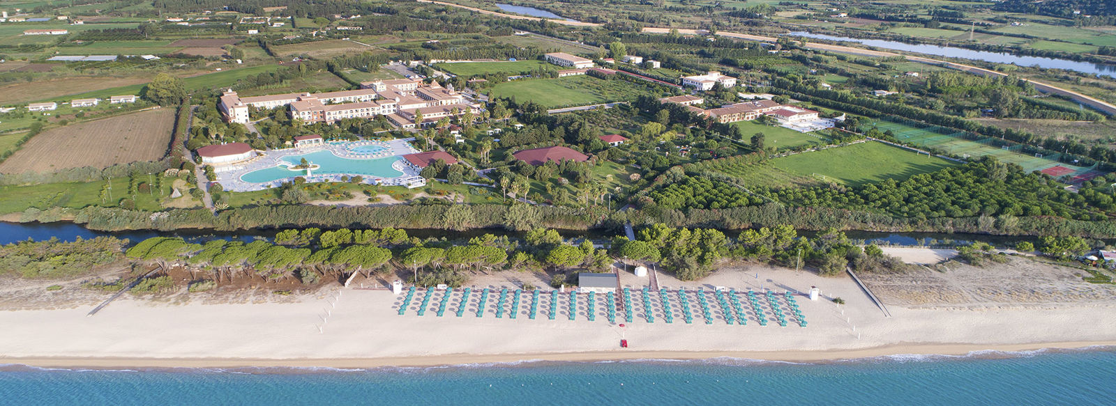Ampio parco piscine e spiaggia a 150 metri