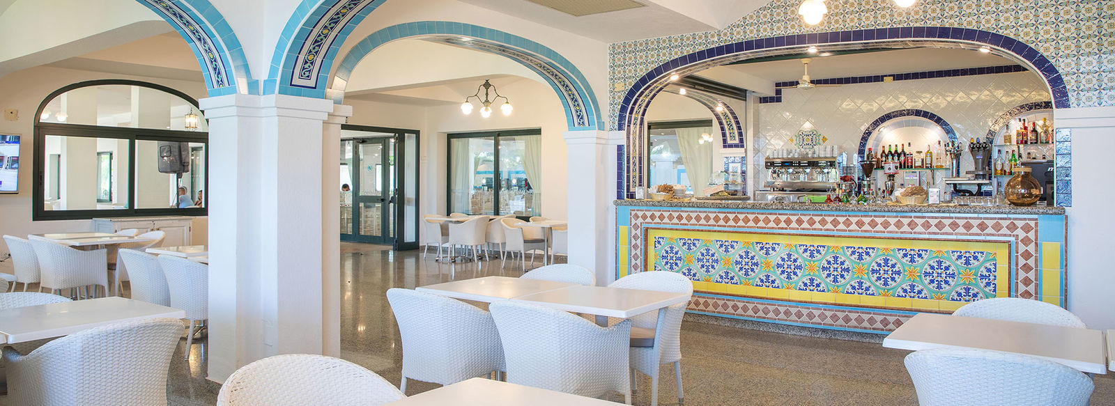 Ampio parco piscine e spiaggia a 150 metri