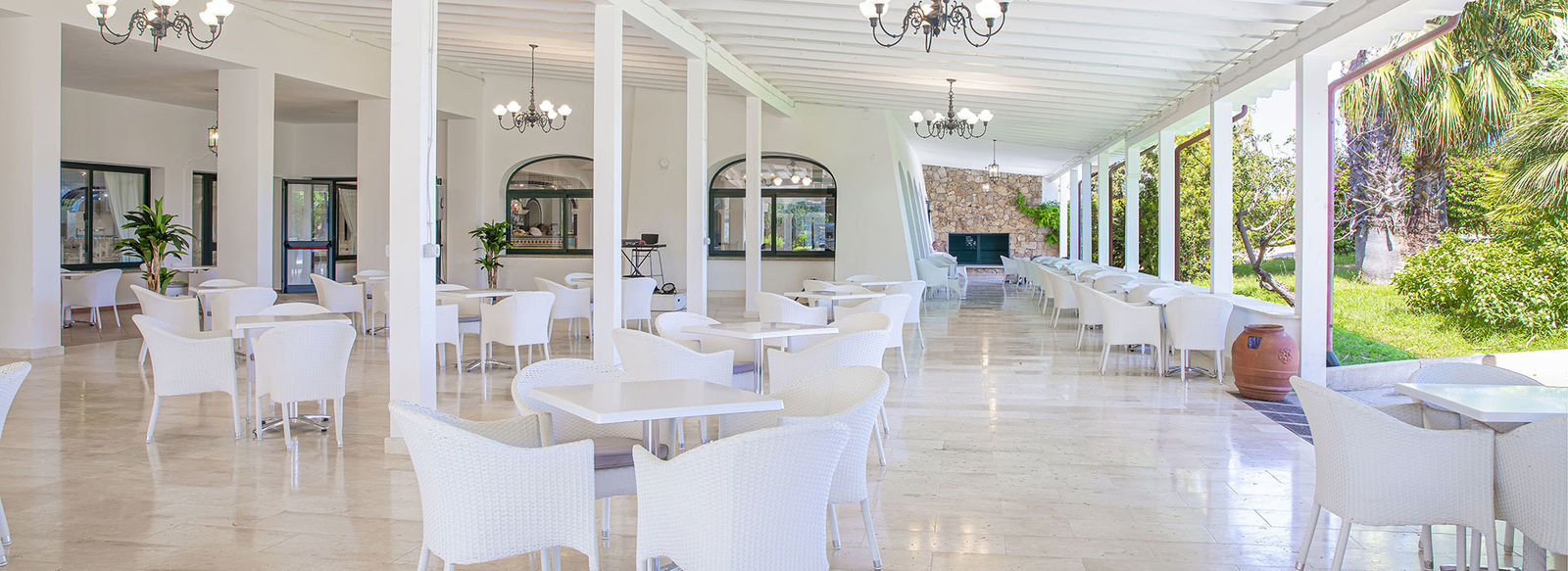 Ampio parco piscine e spiaggia a 150 metri