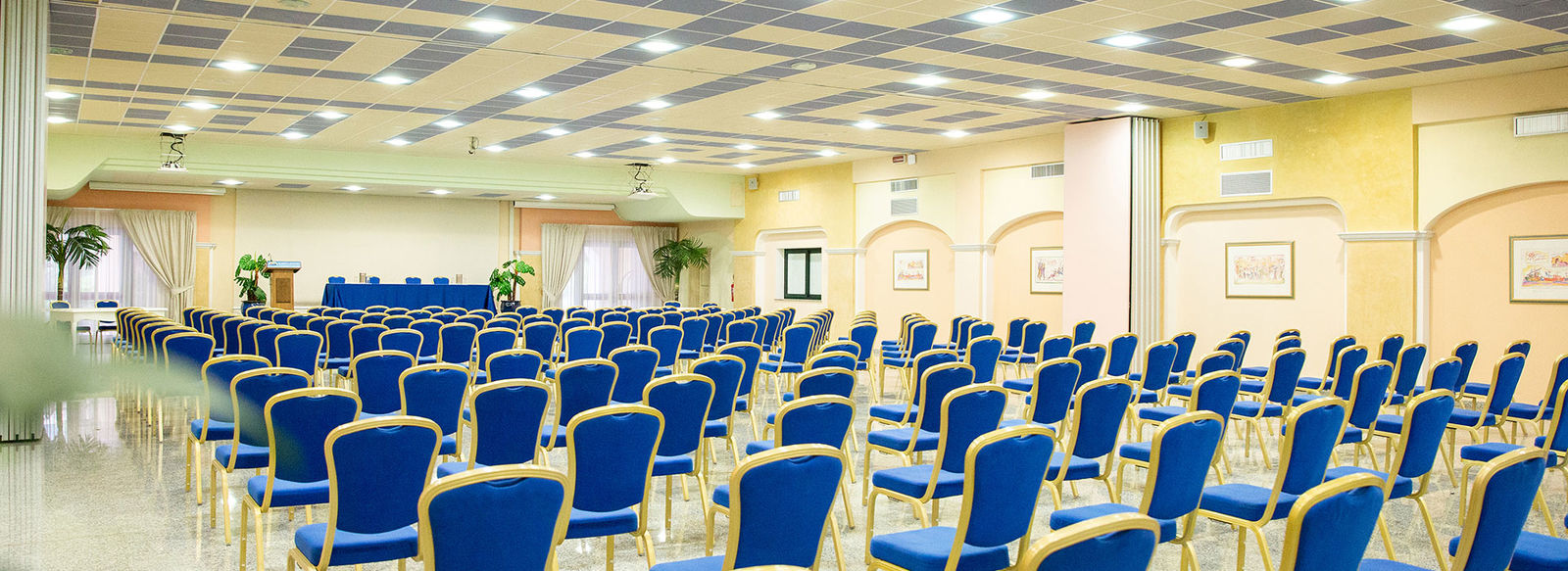 Ampio parco piscine e spiaggia a 150 metri