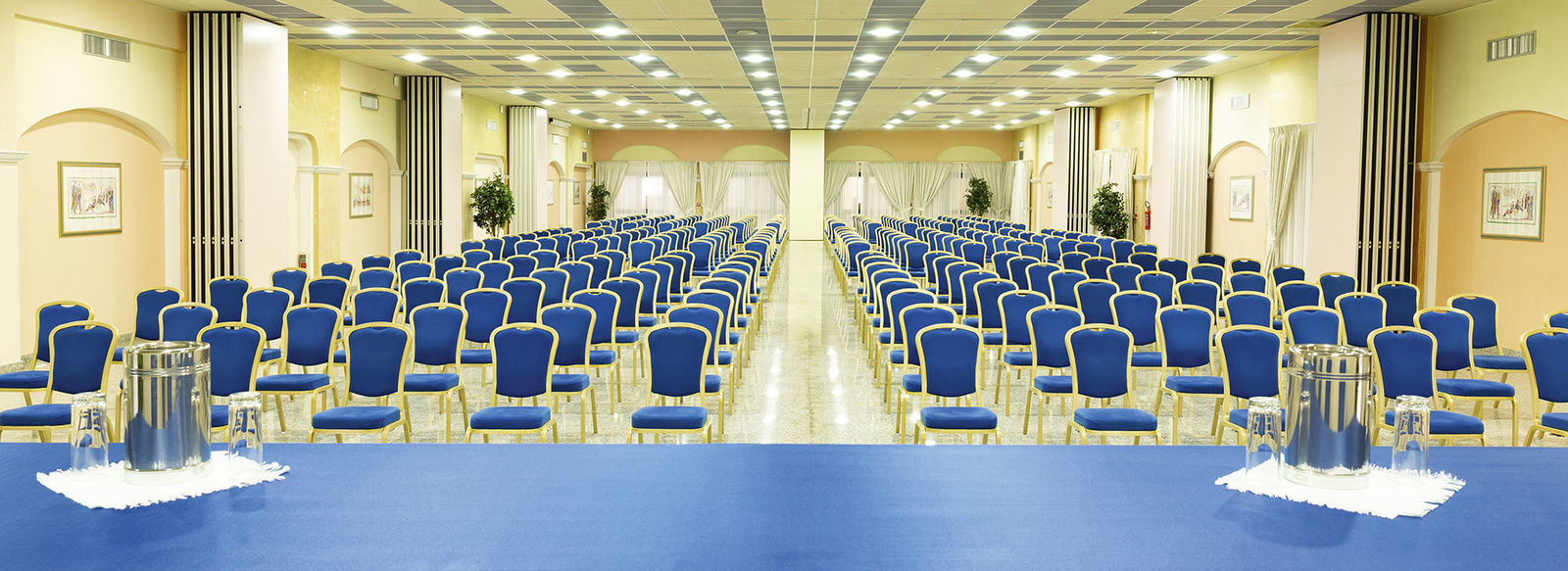 Ampio parco piscine e spiaggia a 150 metri