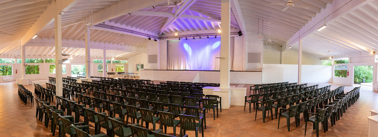 Ampio parco piscine e spiaggia a 150 metri