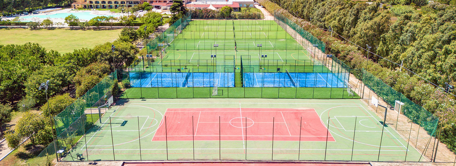 Ampio parco piscine e spiaggia a 150 metri