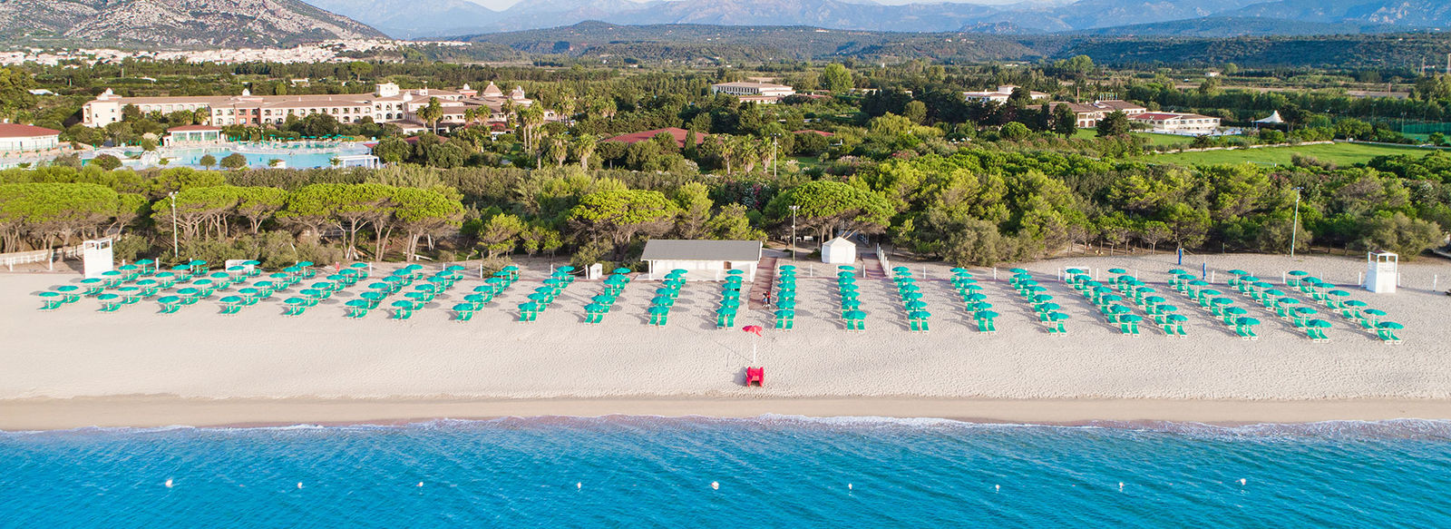 Ampio parco piscine e spiaggia a 150 metri