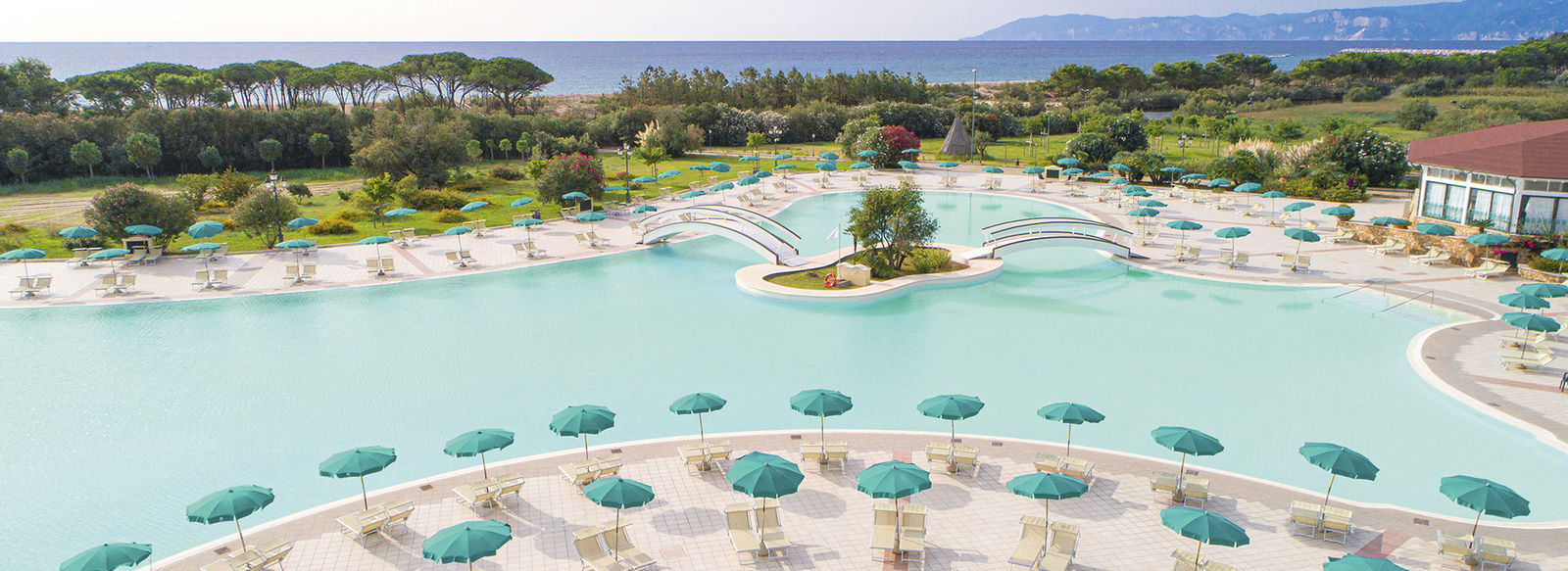 Ampio parco piscine e spiaggia a 150 metri